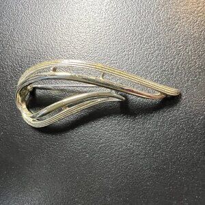 Vintage Sarah Coventry Gold Tone Brooch Elegant Abstract Leaf Design Signed‎